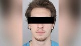 Policie pátrá po pedofilovi z Děčína: Lákal malé holčičky přes sociální sítě