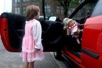 Úchyl láká školačky do auta! V Modřicích u Brna řádí pedofil