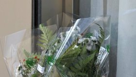 Před hotelem, kde matka zabila své děti, se objevily hračky a květiny