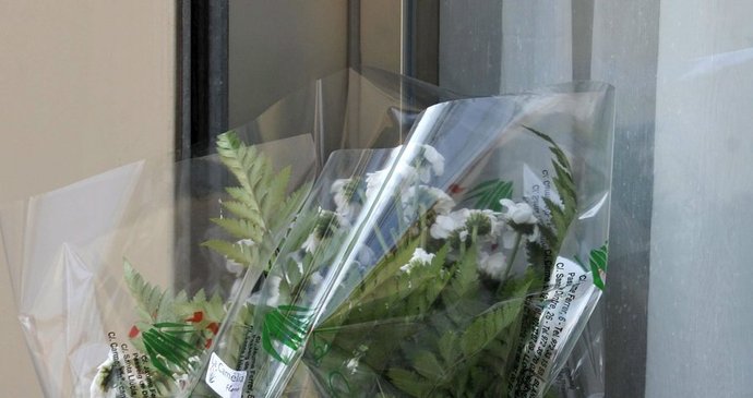 Před hotelem, kde matka zabila své děti, se objevily hračky a květiny