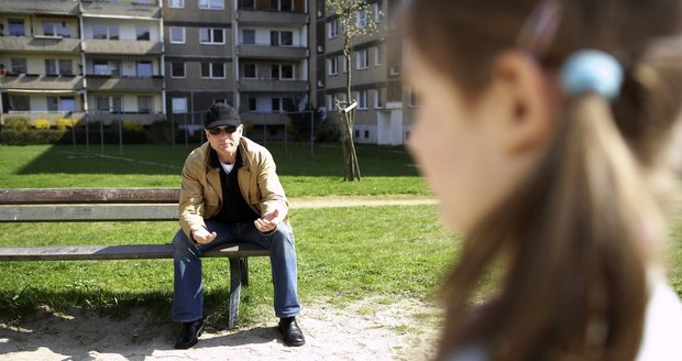 Nahý postával před školou: Nemám na oblečení, vymlouval se