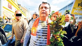 Jiří Paroubek odchází z mítinku na pražském Andělu celý špinavý od rozbitých vajíček. Vedle něho vlevo je Viktor Š., který tehdy působil v jeho ochrance. Teď je obviněn ze znásilňování malých dětí.