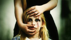 Šokující fotografie mají lidem ukázat, že násilí na dětech je to  největší zvěrstvo.
