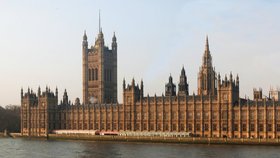 Britský parlament, i zde údajně řádili devianti.