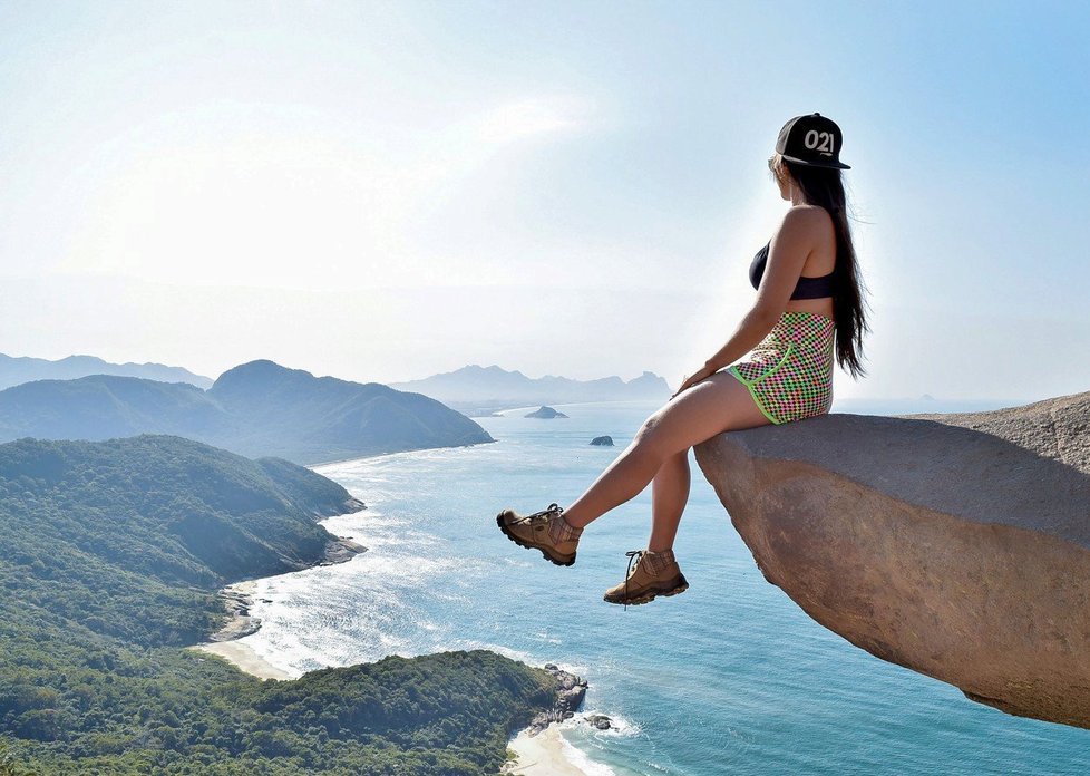 Na brazilském balvanu Pedra Do Telégrafo stačí šikovný úhel a máte fotku k nezaplacení.