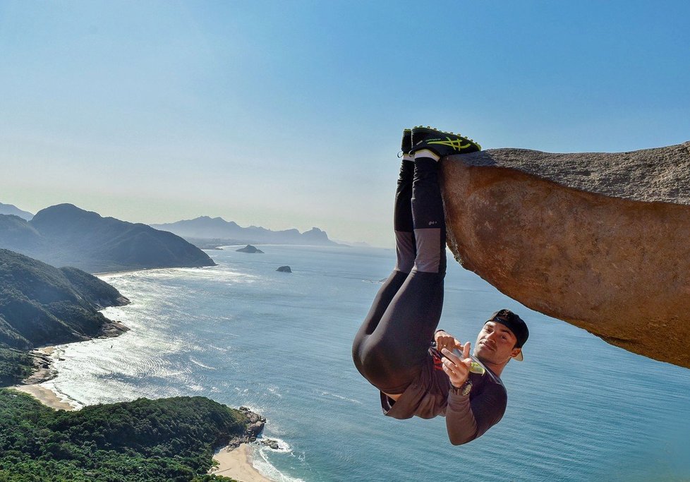 Kaskadér Luiz Fernando Candeia na turisty vyhledávaném místě v Brazílii