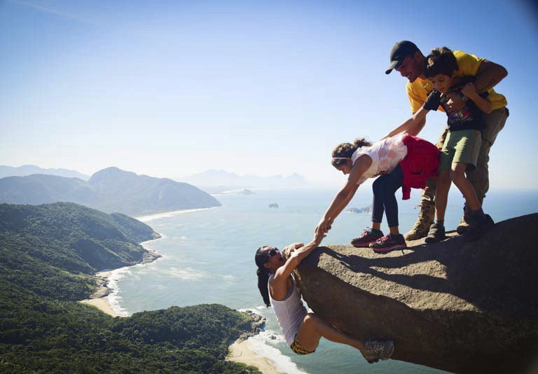 Na brazilském balvanu Pedra Do Telégrafo stačí šikovný úhel a máte fotku k nezaplacení.