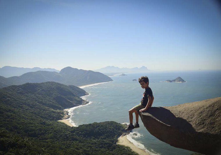 Na brazilském balvanu Pedra Do Telégrafo stačí šikovný úhel a máte fotku k nezaplacení.