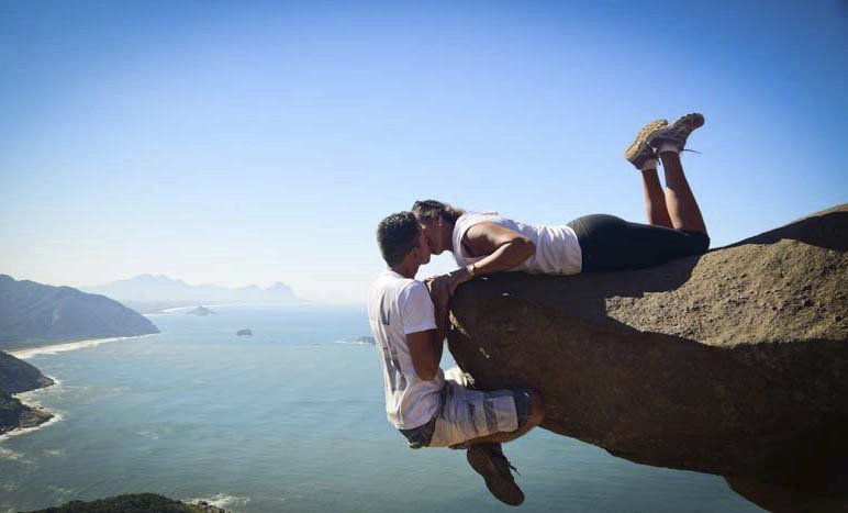 Na brazilském balvanu Pedra Do Telégrafo stačí šikovný úhel a máte fotku k nezaplacení.