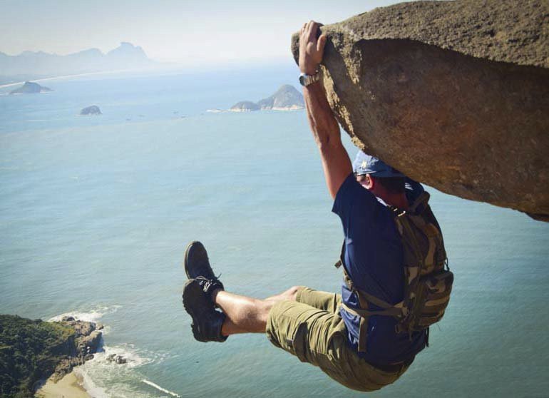 Na brazilském balvanu Pedra Do Telégrafo stačí šikovný úhel a máte fotku k nezaplacení.