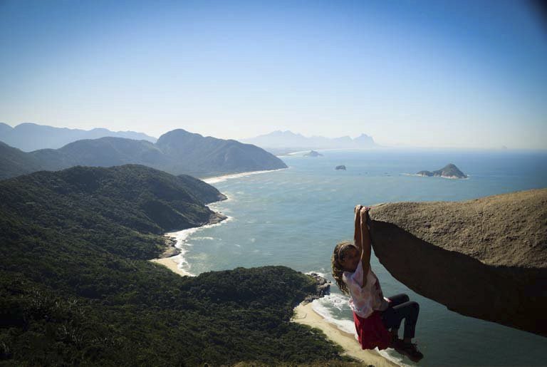 Na brazilském balvanu Pedra Do Telégrafo stačí šikovný úhel a máte fotku k nezaplacení.