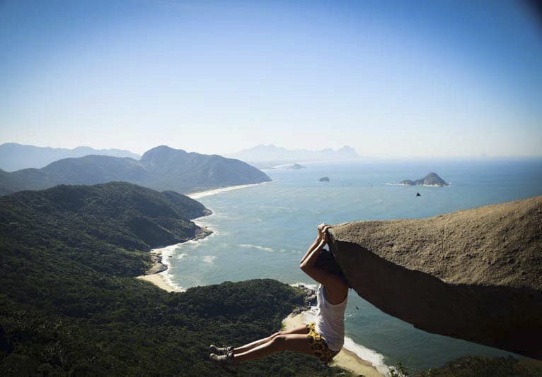 Na brazilském balvanu Pedra Do Telégrafo stačí šikovný úhel a máte fotku k nezaplacení.