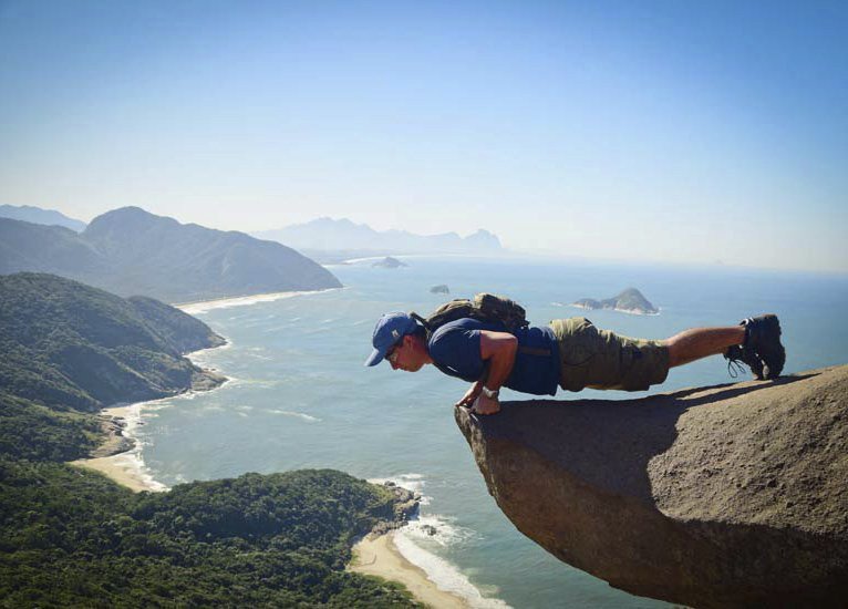 Na brazilském balvanu Pedra Do Telégrafo stačí šikovný úhel a máte fotku k nezaplacení.