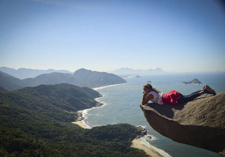 Na brazilském balvanu Pedra Do Telégrafo stačí šikovný úhel a máte fotku k nezaplacení.