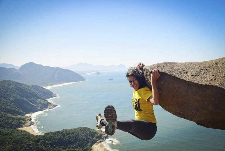 Na brazilském balvanu Pedra Do Telégrafo stačí šikovný úhel a máte fotku k nezaplacení.