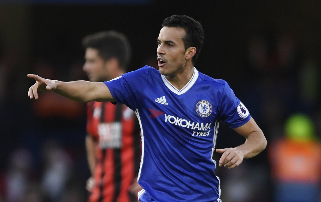 Útočník Chelsea Pedro slaví gól proti Bournemouthu