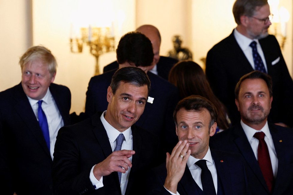 Španělský premiér Pedro Sanchez a francouzský prezident Emmanuel Macron na galavečeru summitu NATO (28.6.2022)
