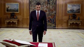 Nový španělský premiér Pedro Sánchez během ceremoniálu skládání přísahy.