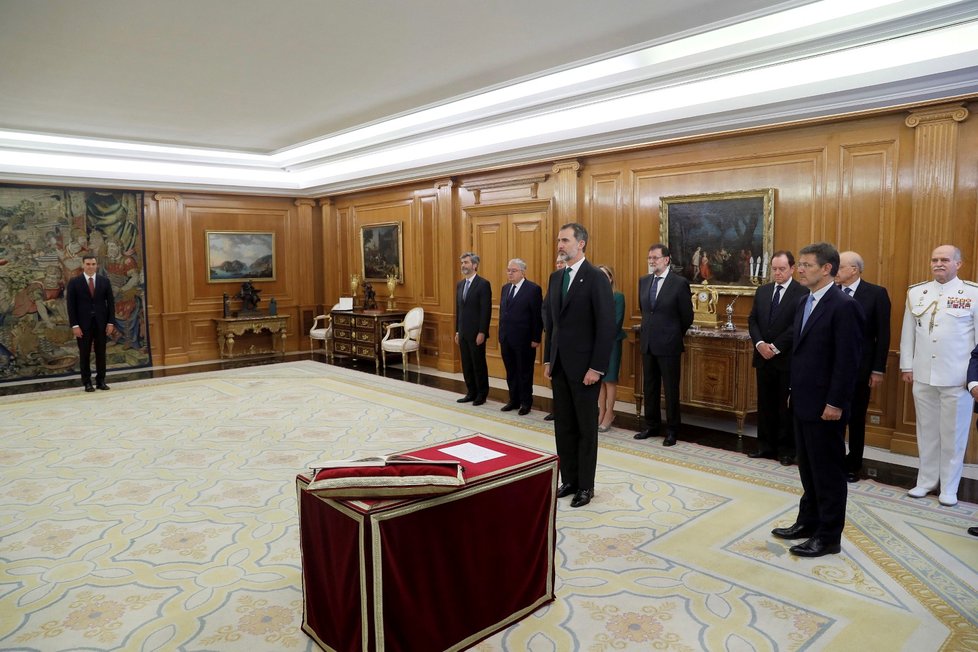 Španělský král Felipe VI. čeká na příchod vůdce socialistů Pedra Sáncheze, který na postu premiéra střídá Mariana Rajoye.