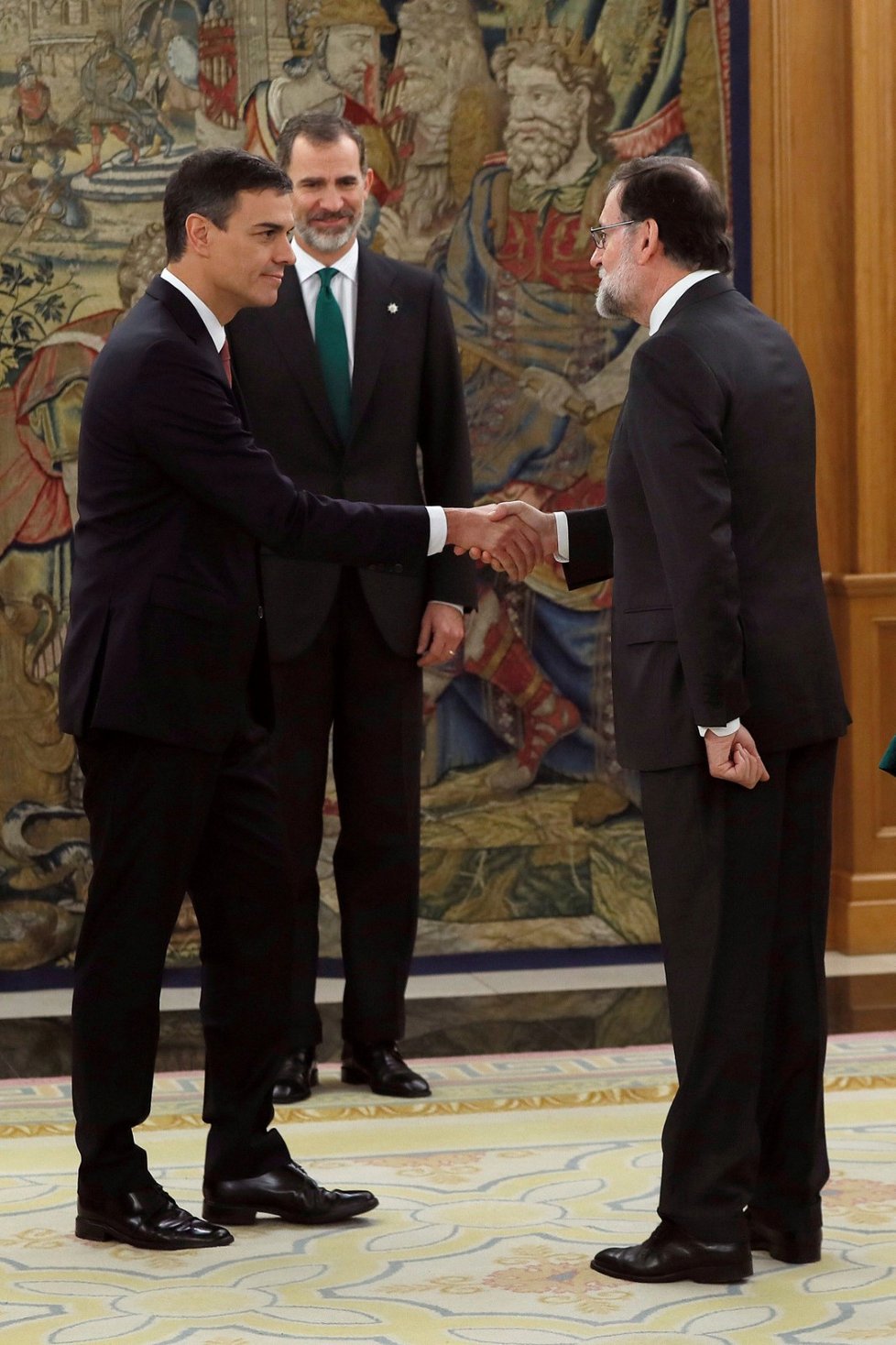 Nový španělský premiér a předseda Socialistů Pedro Sánchez (vlevo), bývalý premiér Mariano Rajoy (vpravo) a španělský král Felipe VI.