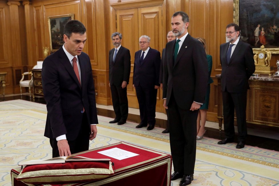 Skládání přísahy premiéra Pedra Sáncheze proběhlo za přítomnosti krále Felipe VI. v paláci Zarzuela v Madridu.