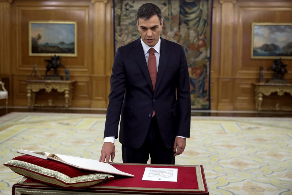 Vůdce španělských socialistů a nový premiér Pedro Sánchez skládá přísahu.