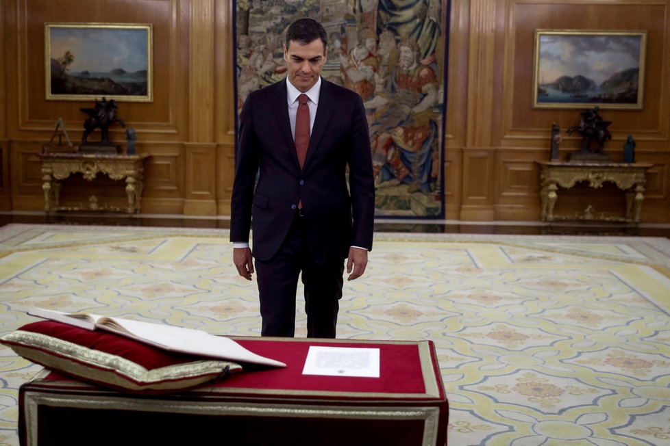 Nový španělský premiér Pedro Sánchez během ceremoniálu skládání přísahy.
