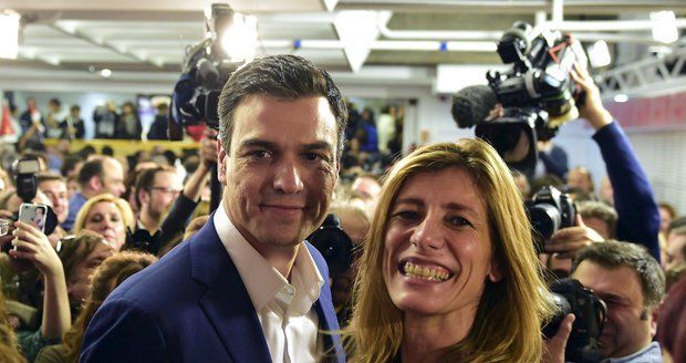Španělsko povede premiér fešák. Výhru socialistů kalí úspěch krajní pravice