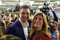 Španělsko povede premiér fešák. Výhru socialistů kalí úspěch krajní pravice