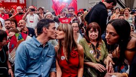 Španělský premiér a šéf socialistů Pedro Sánchez s manželkou Begonou