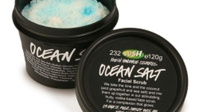 Peeling pro osvěžení obličeje i těla z limetek louhovaných ve vodce, grepové šťávy a se spoustou mořské soli, Lush, lush.cz, 345 Kč/ 100 ml