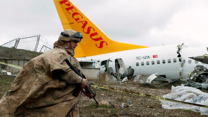 Trosky letounu Pegasus Airlines, který 5. února sjel v Istanbulu z dráhy