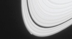 Odhalení! Na okraji prstenců Saturnu vzniká nový měsíc