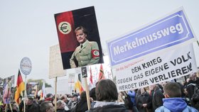 Demonstrace Němců v Drážďanech proti Angele Merkelové. Do davu vyrazili i příznivci AfD