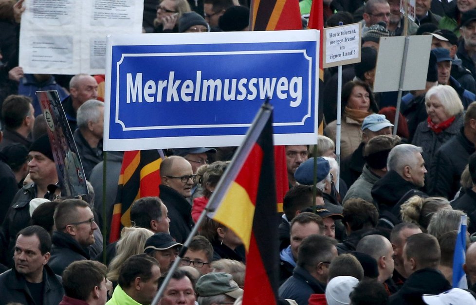 Demonstrace Pegidy v německých Drážďanech. Merkelová musí jít, vzkazovali protestující.