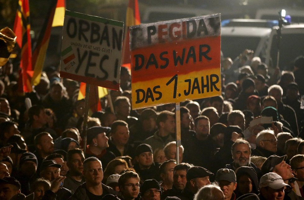 Demonstrace Němců v Drážďanech proti Angele Merkelové. Do davu vyrazili i příznivci AfD