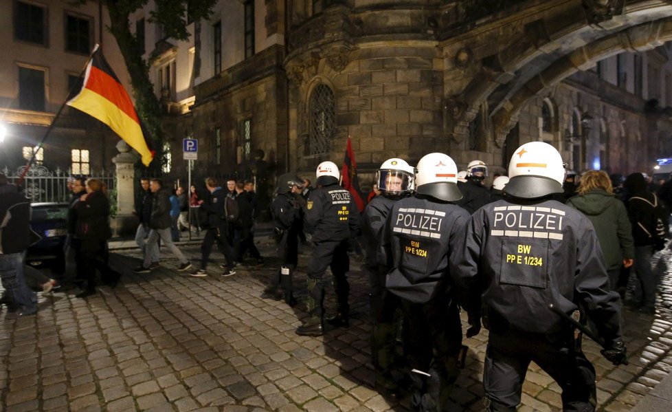 Demonstrace Pegidy v německých Drážďanech se opět neobešla bez střetů s odpůrci.