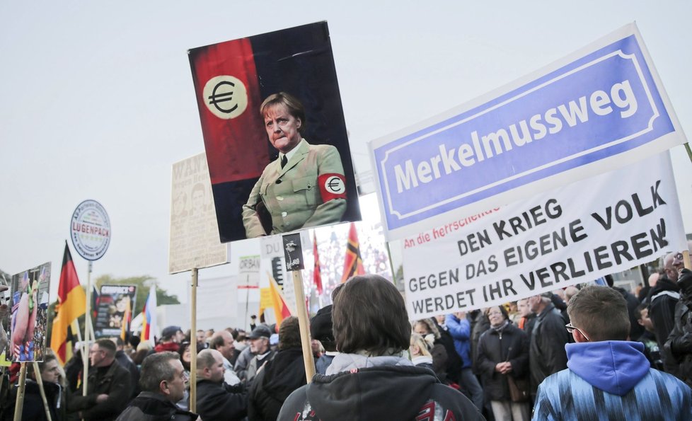 Demonstrace Němců v Drážďanech proti Angele Merkelové. Do davu vyrazili i příznivci AfD