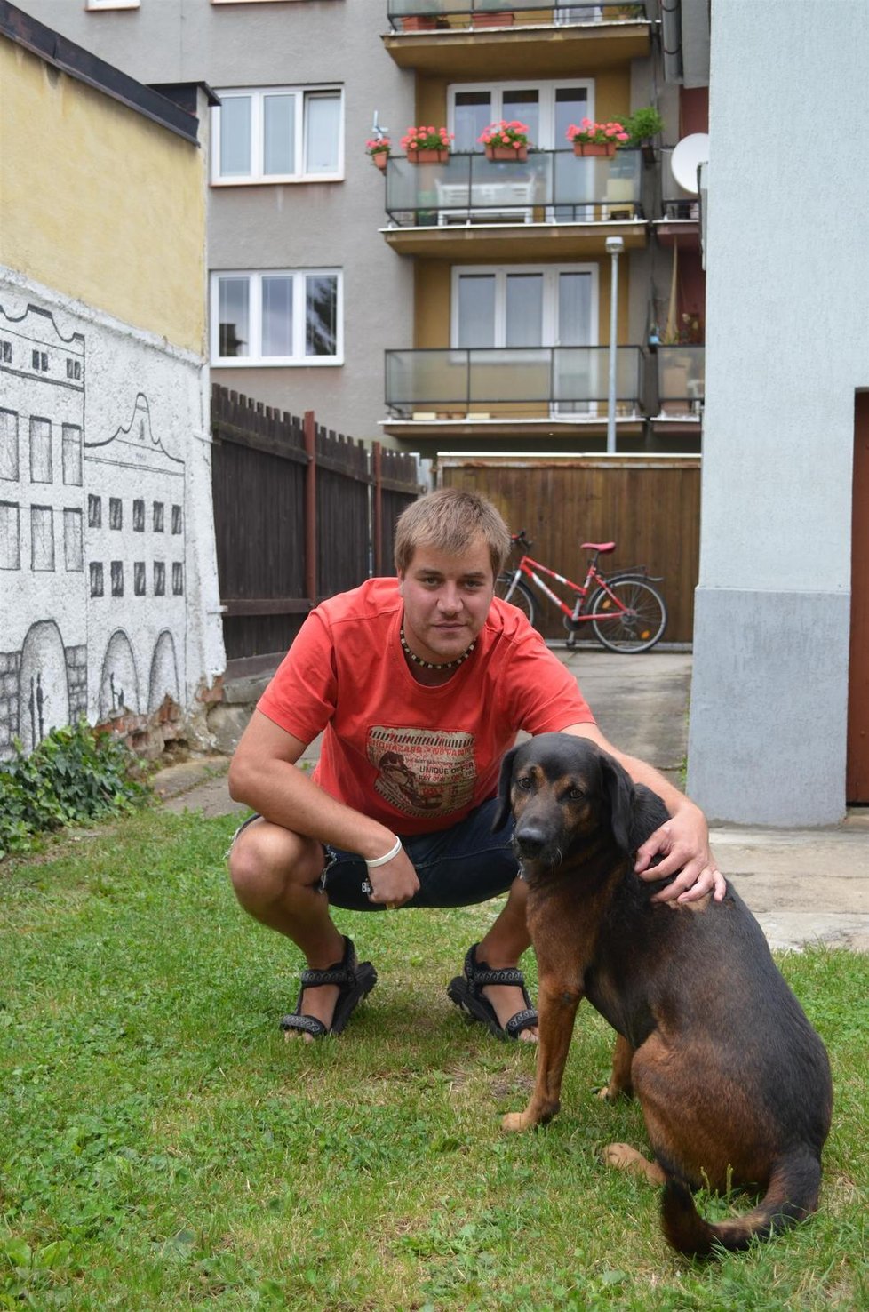 Desetiletý bavorský barváø Roky se svým páníèkem Petrem Lundákem. V pozadí panelový dùm, který je od vilky vzdálen asi 10 metrù.