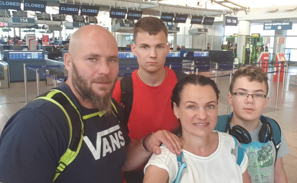 Rodina Pekárkových na pražském letišti před odletem Daniela (21, v červeném) do Číny. Vpravo je Danielův mladší bráška Tobiáš (14).