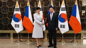 Politický rej po korejsku: Pekarovou vítali lučištníci, zněl Dvořák, jednání byla ale o bezpečnosti a byznysu