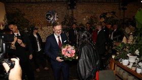 Pekarová Adamová s premiérem Petrem Fialou na křtu své knihy (12.11.2025)