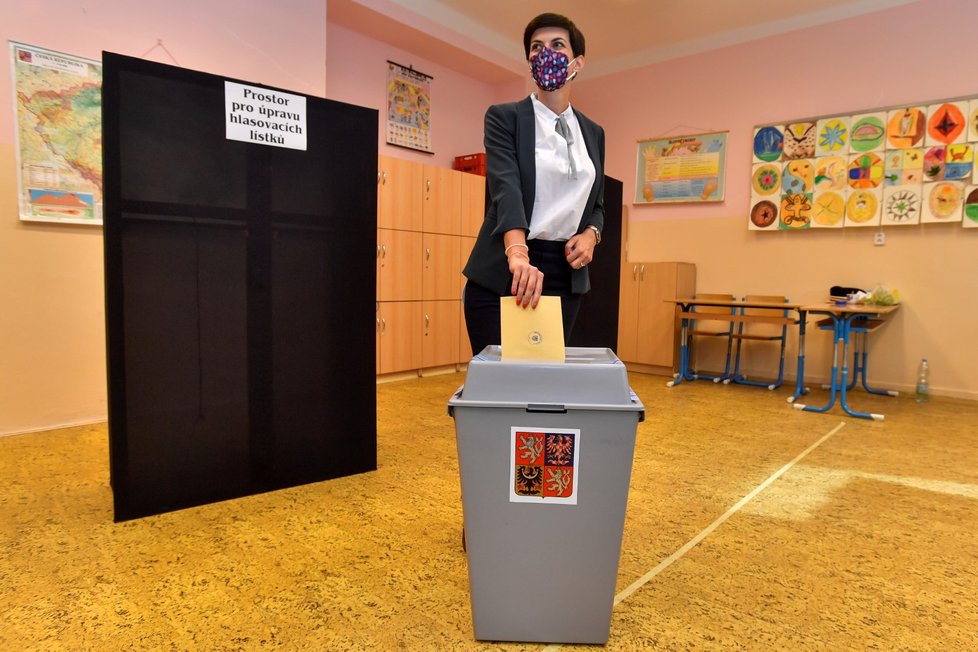 Předsedkyně TOP 09 Markéta Pekarová Adamová odevzdala v Praze svůj hlas v senátních volbách (2. 10. 2020)