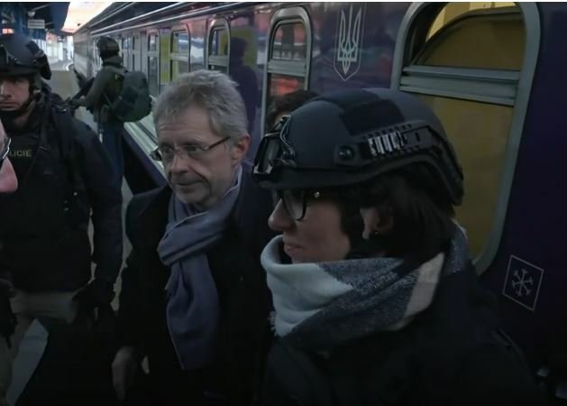 Markéta Pekarová Adamová a Miloš Vystrčil dorazili do Kyjeva. Z nádraží kvůli trvajícímu leteckému poplachu zamířili rovnou do krytu