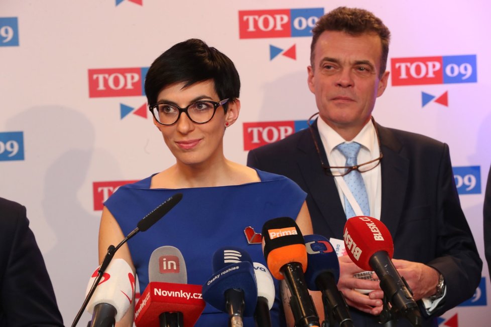 Nová předsedkyně Markéta Pekarová Adamová a 1. místopředseda Tomáš Czernin na tiskové konferenci, kde se představovalo nejužší vedení TOP 09 (24.11.2019)