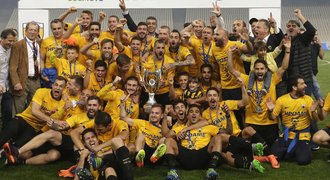 Velký triumf. Pekhart slaví s AEK výhru v poháru, Olympiakos padl