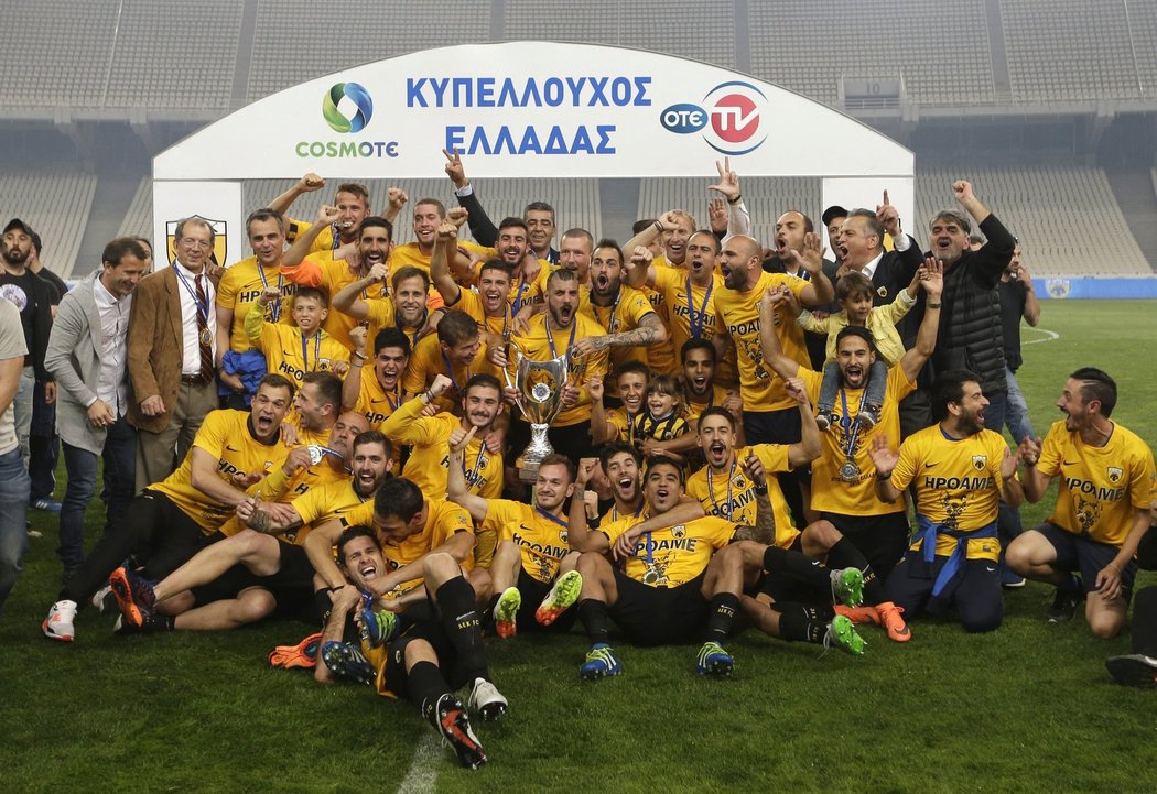 Útočník AEK Tomáš Pekhart slaví se svými spoluhráči triumf v domácím poháru