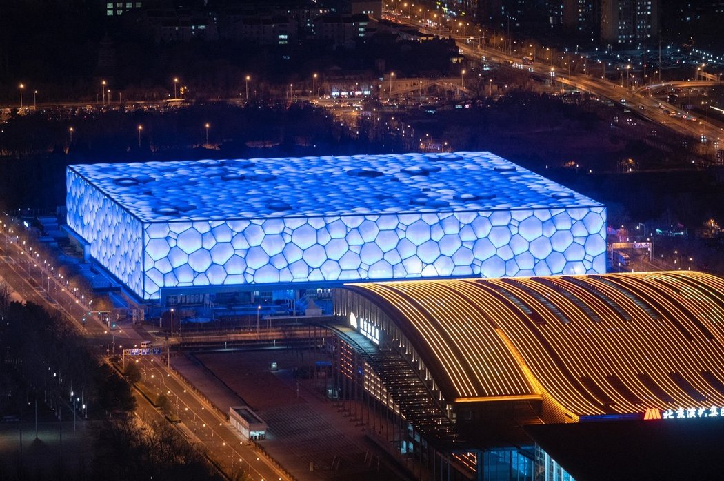 Pekingské národní plavecké centrum známé také jako Vodní kostka bylo původně postaveno pro pořádání vodních soutěží na letních olympijských hrách v roce 2008. Následně bylo zařízení přebudováno na aquapark určený veřejnosti. V roce 2019, kdy bylo jasné, že se Peking stane dějištěm zimních olympijských her 2022, se část prostor renovovala, aby zde bylo možné pořádat curlingové soutěže. Stadion tak získal novou přezdívku - Ledová kostka.