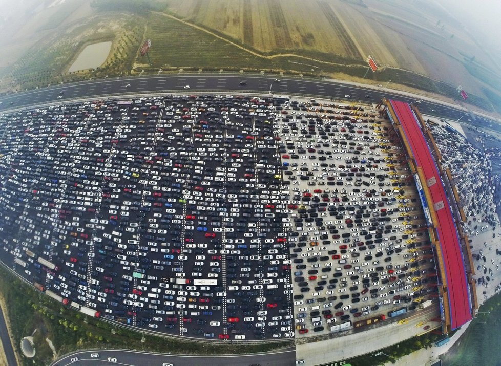 Mnohamilionová populace způsobuje časté dopravní kolapsy.
