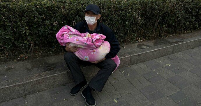 Dětská nemocnice v Pekingu zažívá velký nápor zápalu plic (27. 11. 2023).
